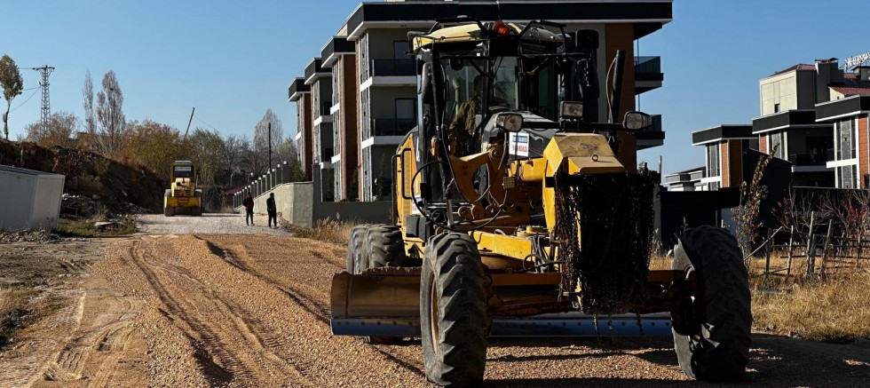 EDREMİT BELEDİYESİ KIŞ ÖNCESİ YOL YAPIM ÇALIŞMALARINI HIZLANDIRDI!