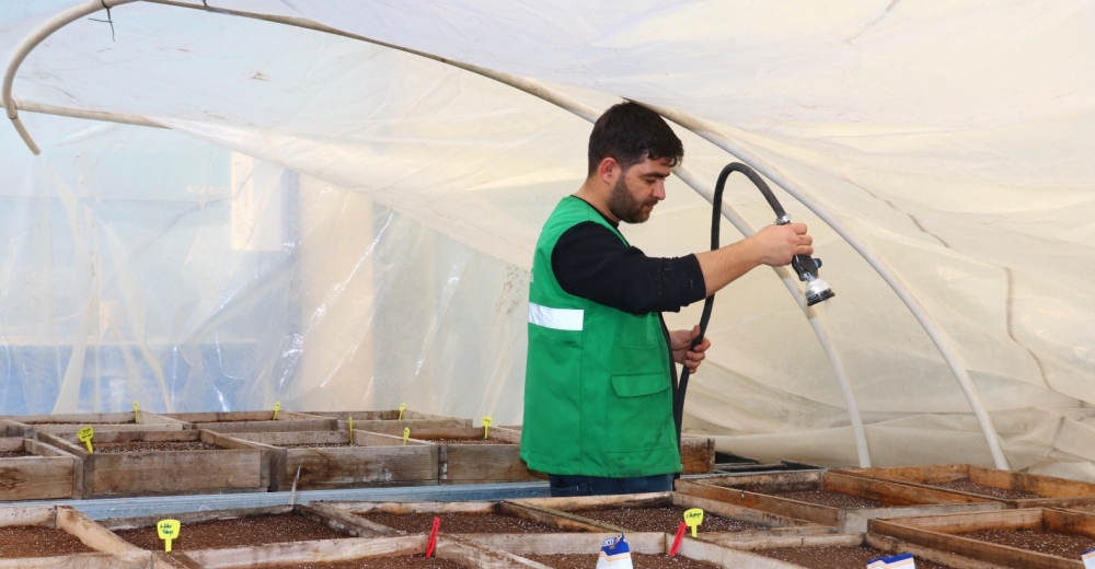 EDREMİT BELEDİYESİ YÜZLERCE SÜS BİTKİSİ VE ÇİÇEK TOHUMUNU TOPRAKLA BULUŞTURDU!