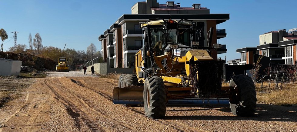 EDREMİT BELEDİYESİ KIŞ ÖNCESİ YOL YAPIM ÇALIŞMALARINI HIZLANDIRDI!