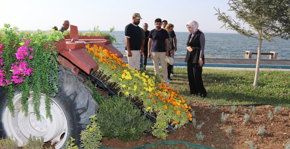 EDREMİT BELEDİYESİ'NDEN SAHİL BANDINA YENİ DOKUNUŞ 