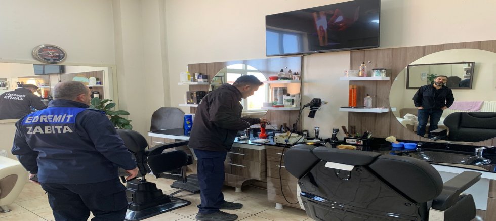 EDREMİT'TE BERBERLER DENETLENİYOR!