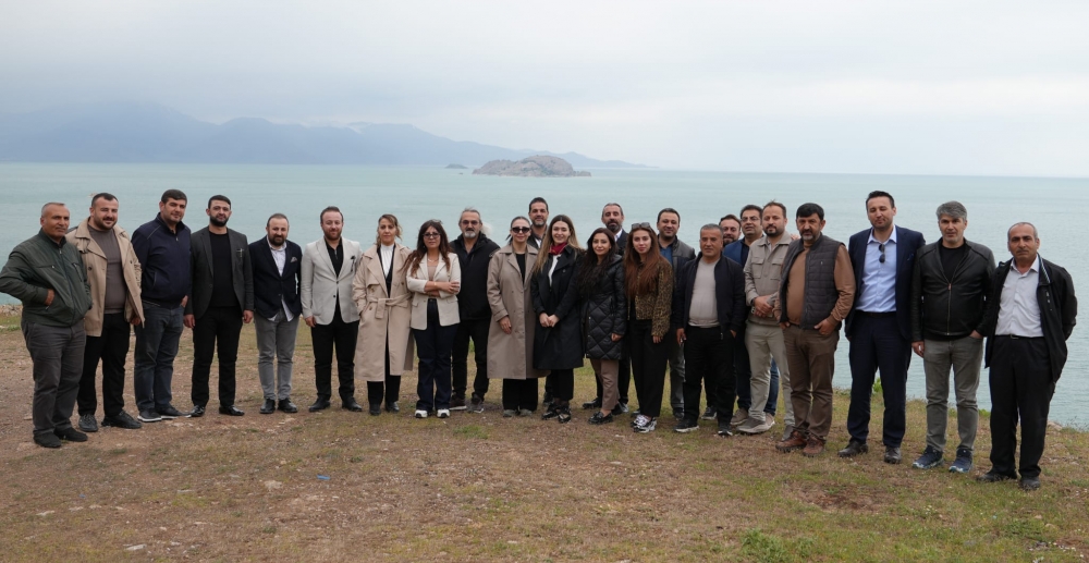 Gevaş’ta esnafın nabzını tutan İrem Bayram’dan önemli mesajlar