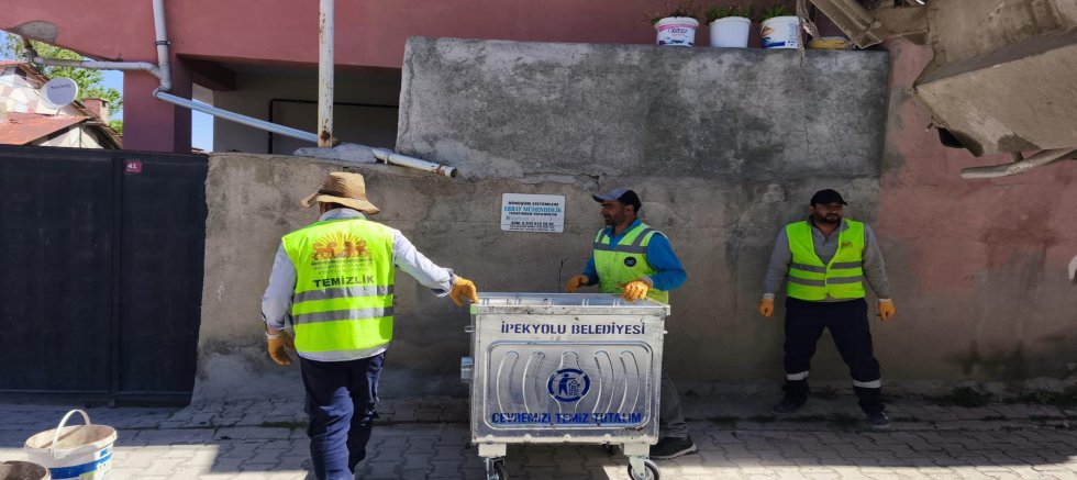 İPEKYOLU BELEDİYESİ YENİ ÇÖP KONTEYNERLARINI DAĞITTI 