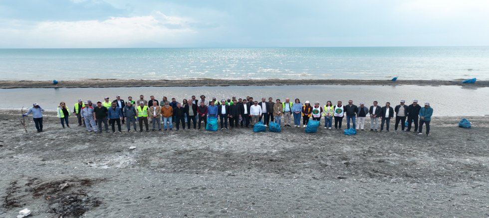 İPEKYOLU'NDAN VAN GÖLÜ İÇİN EKOLOJİK SEFERBERLİK 12 TON ÇÖP TOPLANDI!