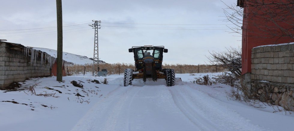 TUŞBA'DA KIRSAL MAHALLELERDE KARLA MÜCADELE VE TUZLAMA ÇALIŞMALARI SÜRÜYOR!