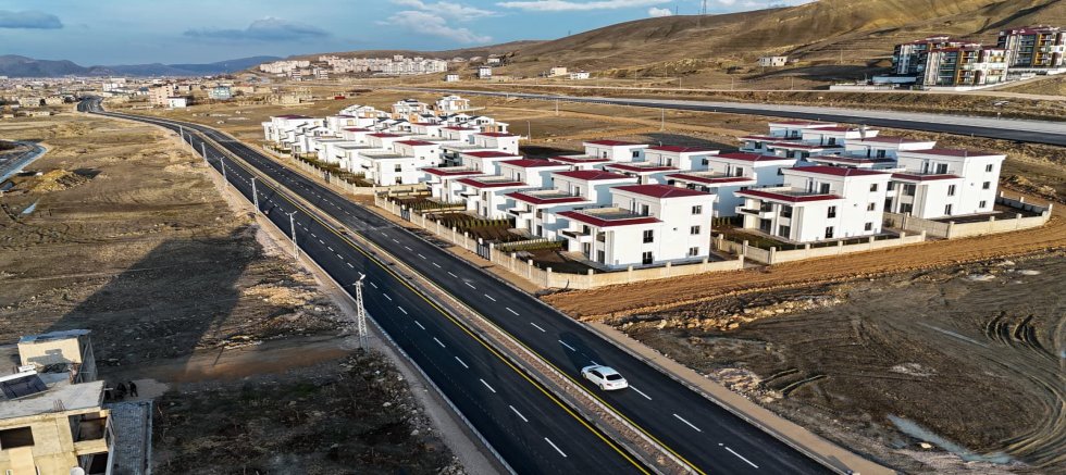 VAN BÜYÜKŞEHİR BELEDİYESİ'NİN 11 KİLOMETRELİK ELMALIK YOLU TRAFİĞE AÇILDI 