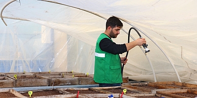 EDREMİT BELEDİYESİ YÜZLERCE SÜS BİTKİSİ VE ÇİÇEK TOHUMUNU TOPRAKLA BULUŞTURDU!