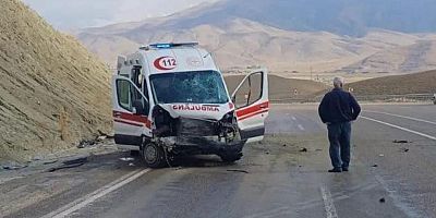EVDE BAKIM AMBULANSI YOLDAN ÇIKTI: 4 YARALI