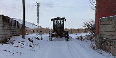 TUŞBA'DA KIRSAL MAHALLELERDE KARLA MÜCADELE VE TUZLAMA ÇALIŞMALARI SÜRÜYOR!