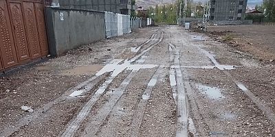 VAN’DA ÇAMURDAN GEÇİLMEYEN SOKAK ASFALT BEKLİYOR