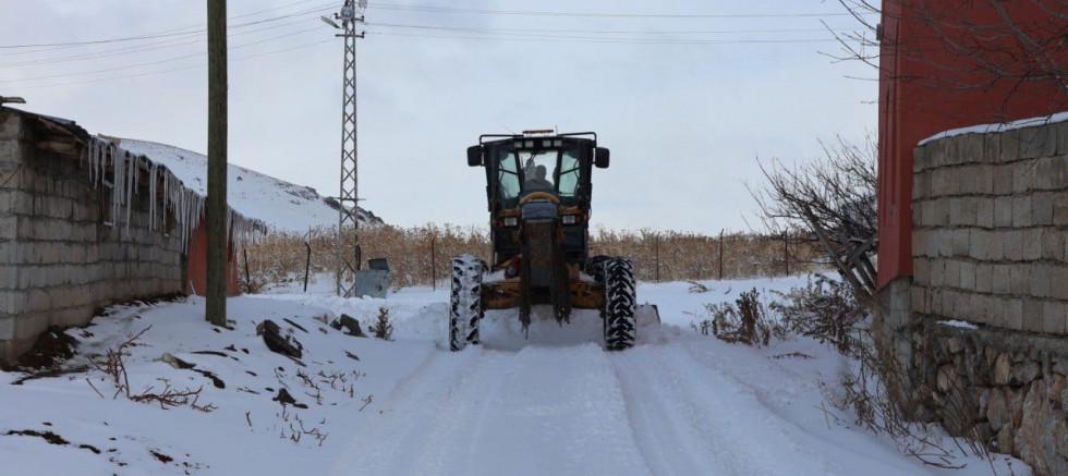 TUŞBA'DA KIRSAL MAHALLELERDE KARLA MÜCADELE VE TUZLAMA ÇALIŞMALARI SÜRÜYOR!